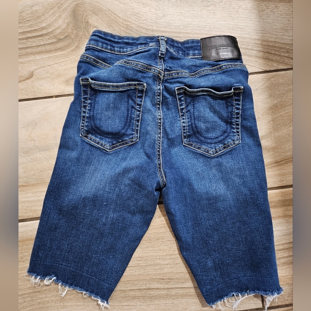 True Religion Brenna Relaxed Mid Rise Denim Shorts Women 25 Blue Raw Hem Distres - Picture 3 of 11